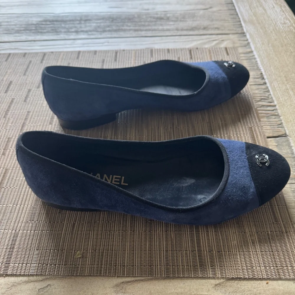 CHANEL Navy and Black Suede Loafers - Picture 3 of 4